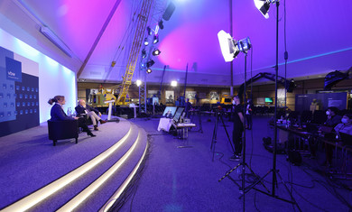 moderner Veranstaltungsraum in purpurnem Licht gebadet