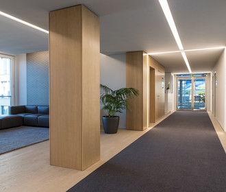 Gang und Aufenthaltsbereich Lounge in der MeetingArea im Konferenzzentrum im Haus der Bayerischen Wirtschaft. 