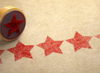 Fünf rote Sterne mit Stempel aus Holz zur Verdeutlichung unserer Leistungsqualität, Kundenstimmen, Beurteilungen, Bewertungen